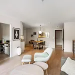 Roomsly - Flat With Private Balcony *