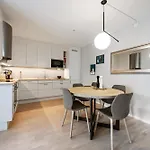Roomsly - Flat With Private Balcony